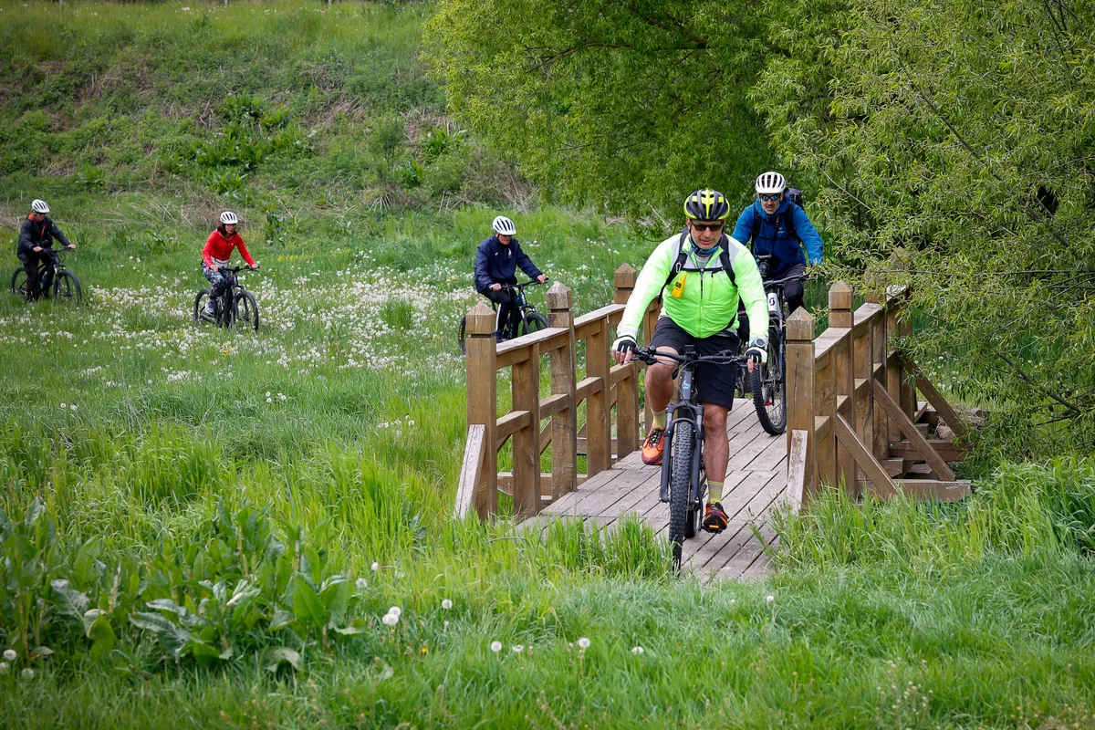 Biciklizők az új Balaton-felvidéki kerékpárút egy szakaszán