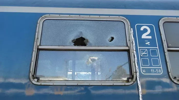 Dühében kővel törte be a vonat ablakát egy fiatal