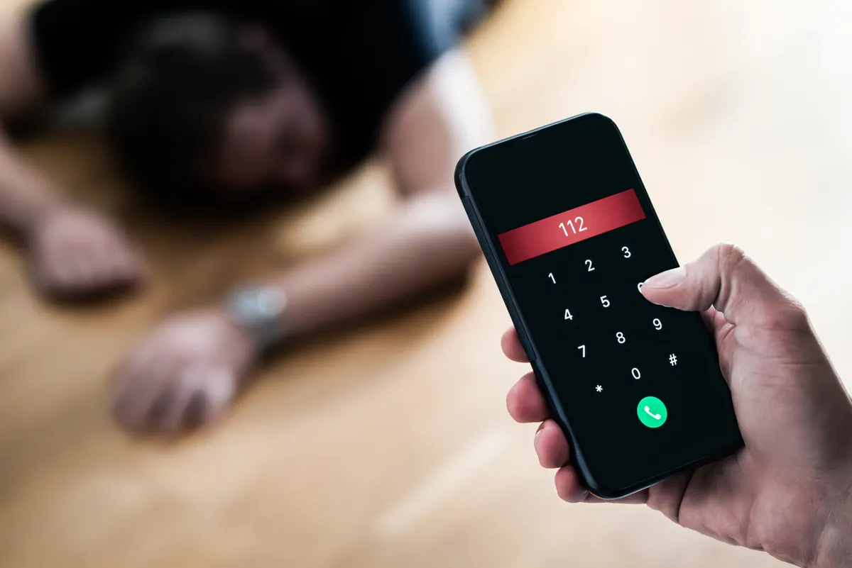 Segélyhívó hívása egy alkoholmérgezés miatt eszméletlenül fekvő férfi miatt