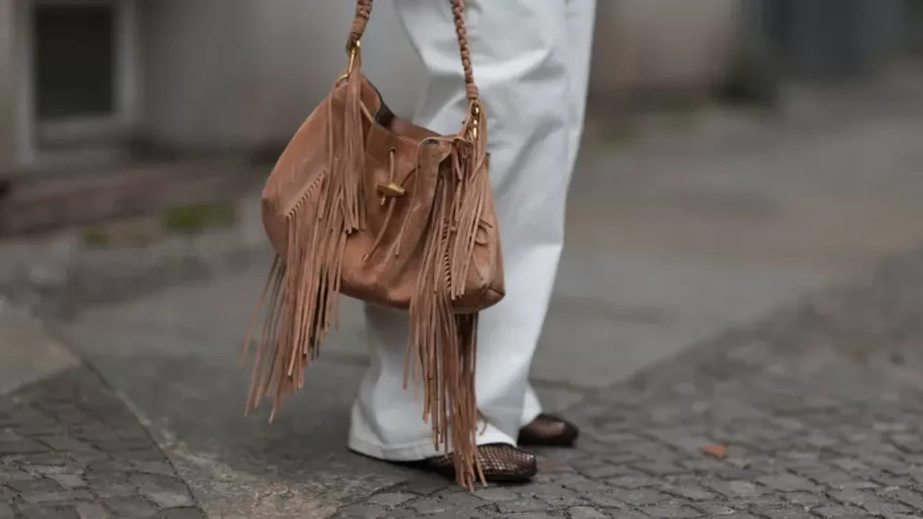 Ez az apró trükk bármilyen szettet feldob – így viseld a rojtokat 50 felett