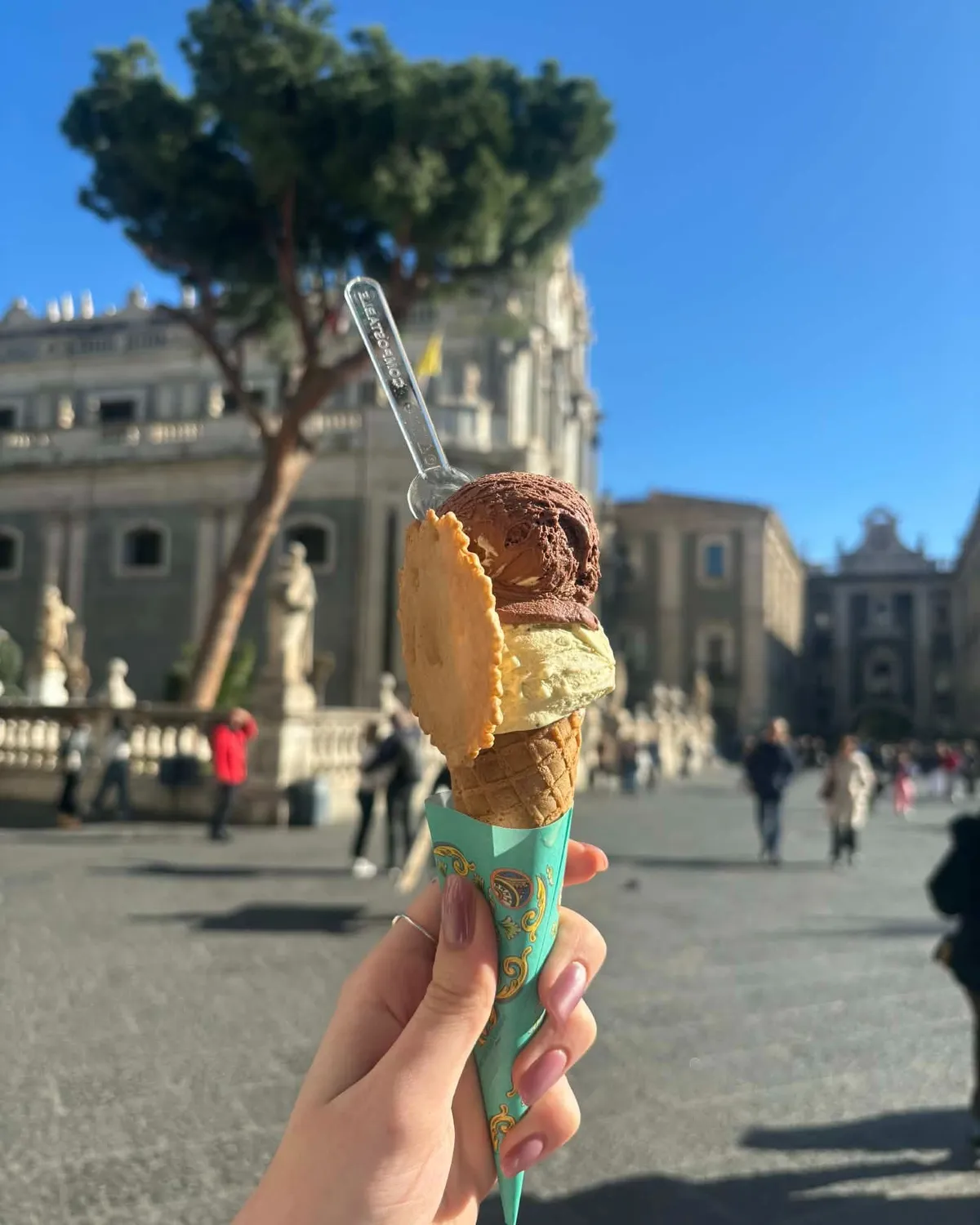 Cataniában vett fagylalt egy női kézben.