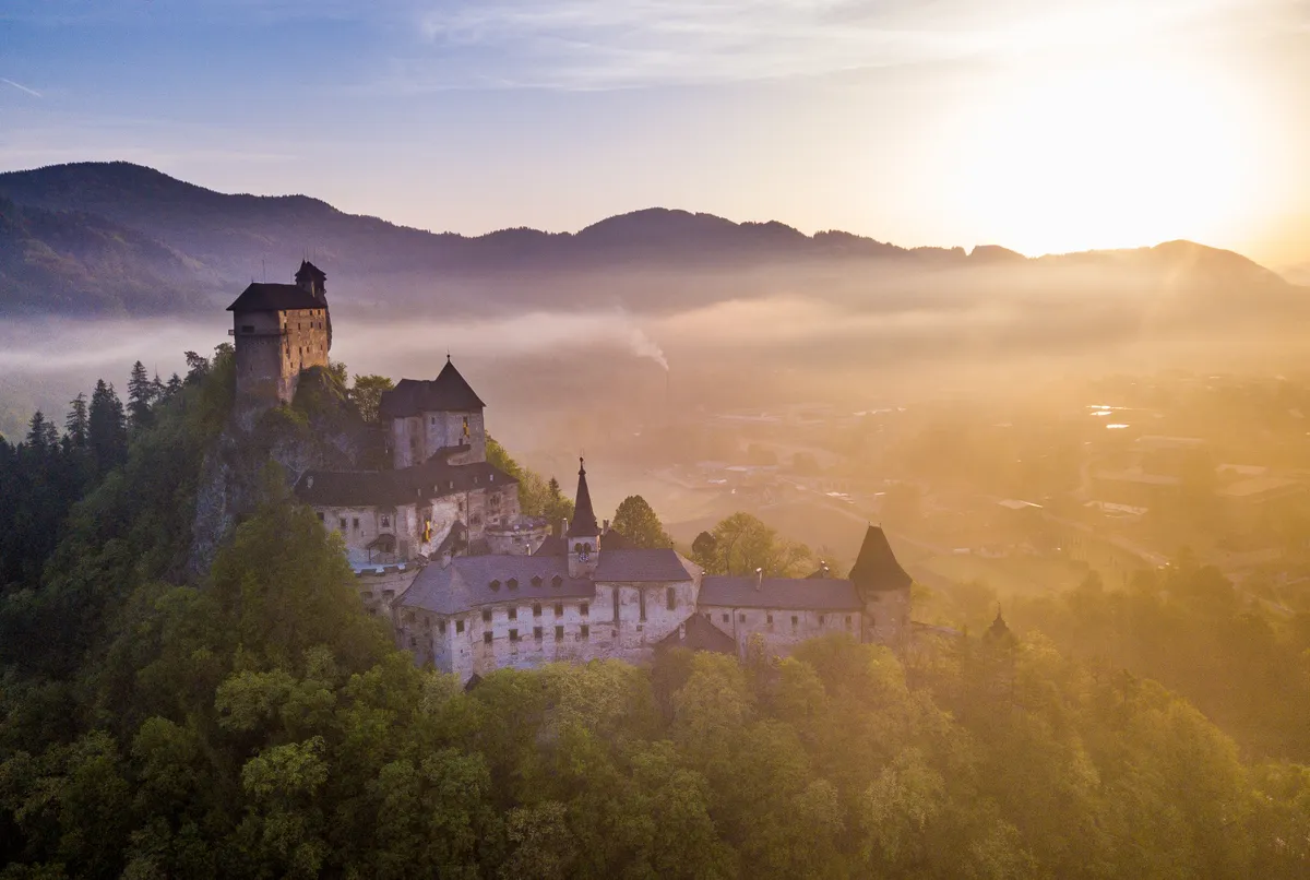 A szlovákiai Árva vára reggeli ködben.