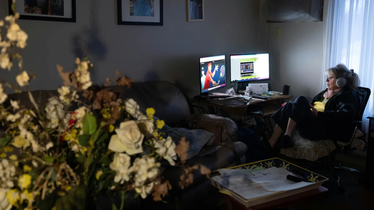 A 91 éves néni annyira belefeledkezett a videójátékba, hogy a külvilágot is kizárta