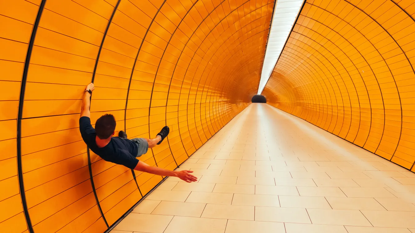 Személyiségtesztben szereplő kép egy alagútban lebegő férfiról