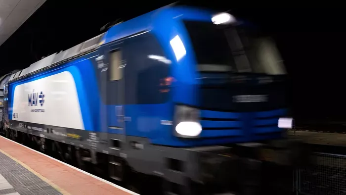 Vonat alá esett egy férfi, mentőhelikoptert is riasztottak