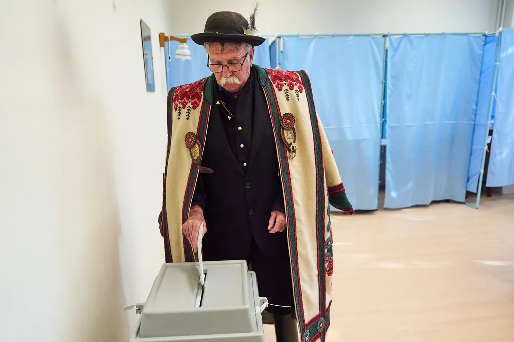 Választás 2026
Tóth József juhász, örökös pásztor leadja szavazatát
Hortobágy község