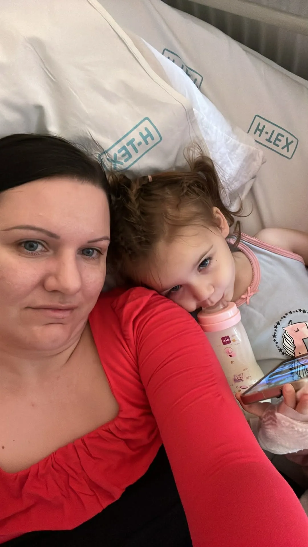 Anyukája az első pillanattól kezdve mellette van