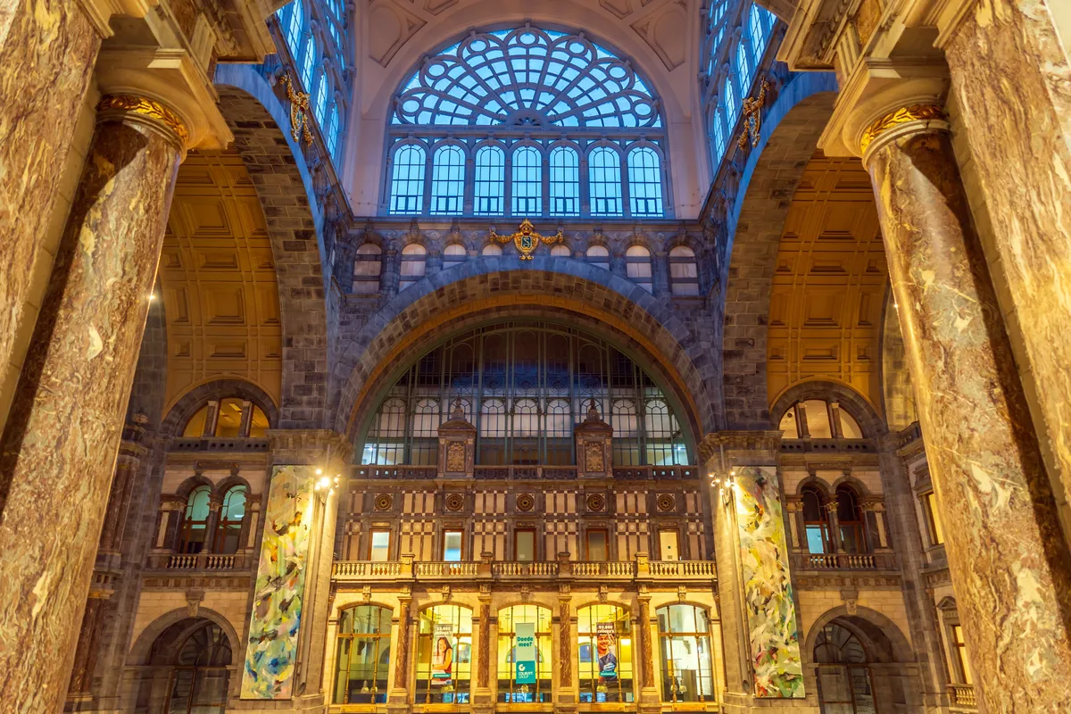 Az antwerpeni Központi Pályaudvar épülete belülről.