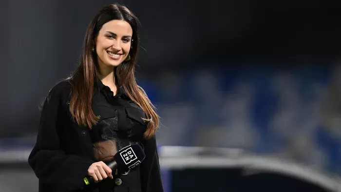 Miniszoknyában jelent meg a pálya szélén a dögös riportnő