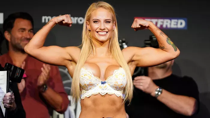 Vörös bikiniben pózol a világhírű bokszolónő