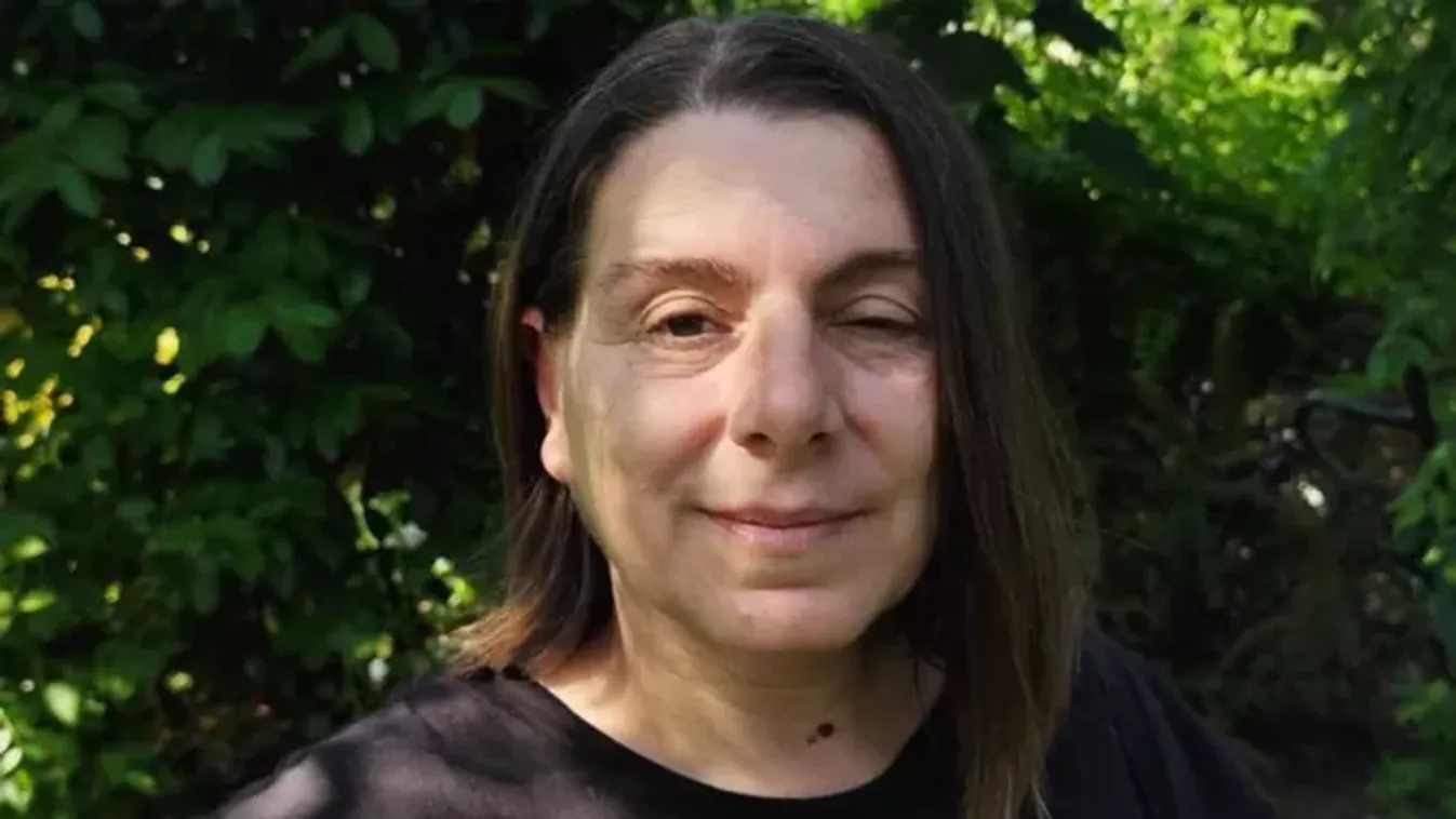 "Sok megaláztatást kaptam a fura tünetek miatt" - a ritka betegséggel élő Mónika betegtársaiért harcol