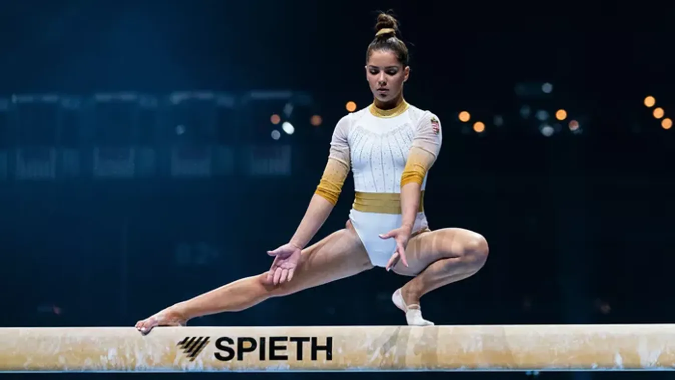 Miniszoknya és csipkefelső: Székely Zója dögös fotójáért megőrülnek a rajongók