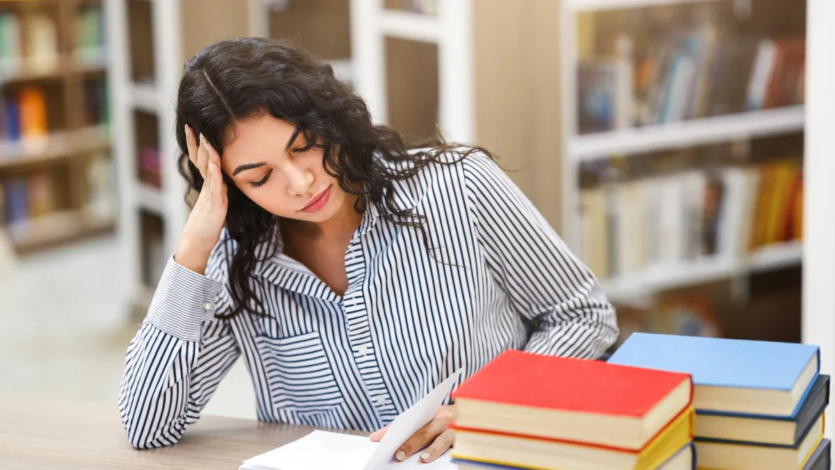 A kvízen gondolkozó lány, aki sokat olvas.