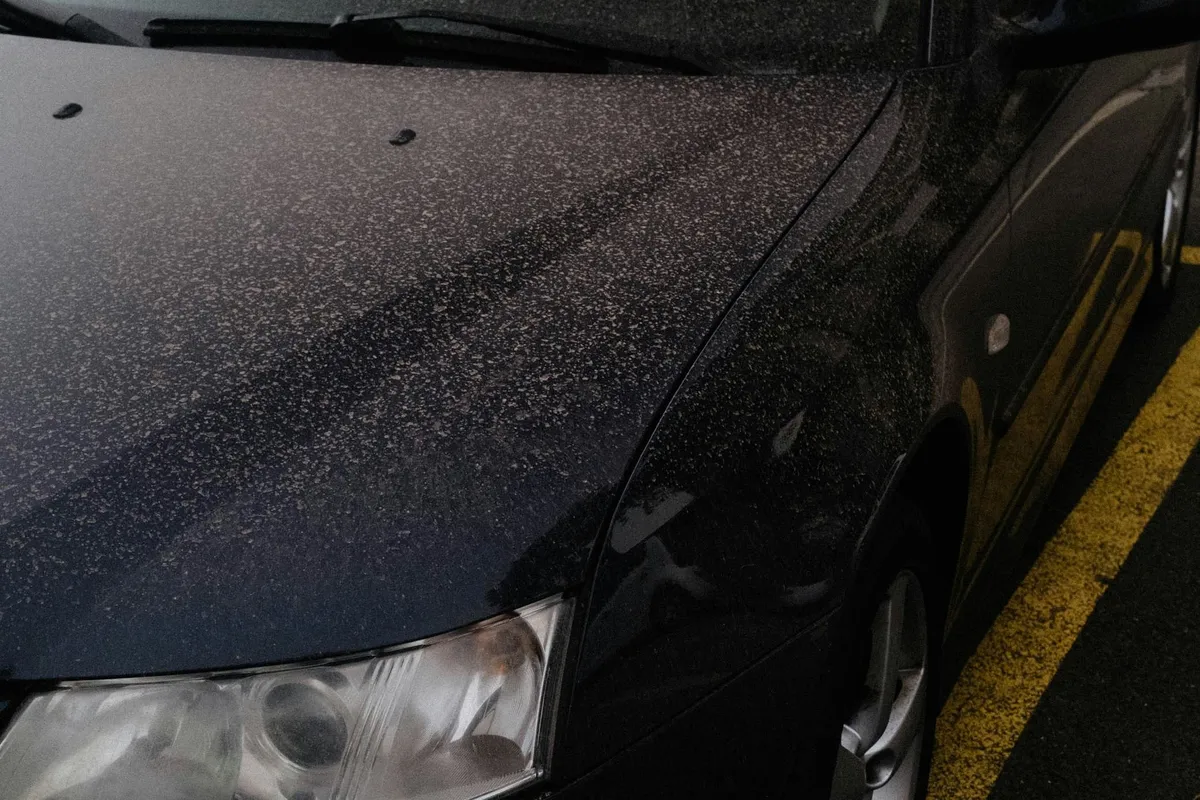 Érkezik az autósok rémálma, a szaharai por, ami az esős időjárás miatt sáros csapadékkal érkezik térségünkbe