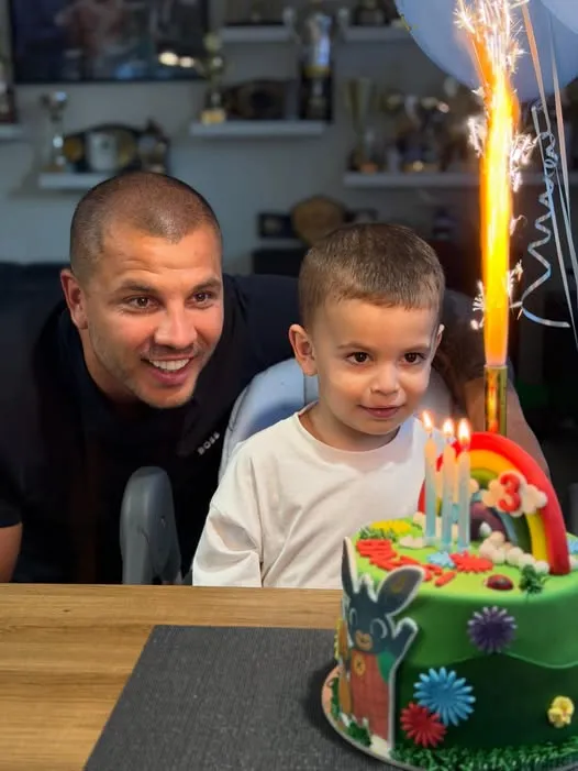 Az Exatlonból kiesett Benji éppen hazaért kisfia, Balázs szülinapjára. 