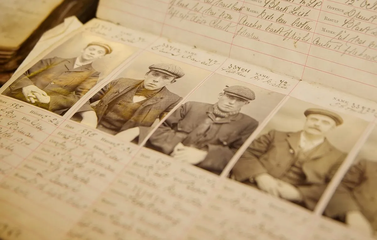 Az igazi birminghami Peaky Blinder bandatagok.