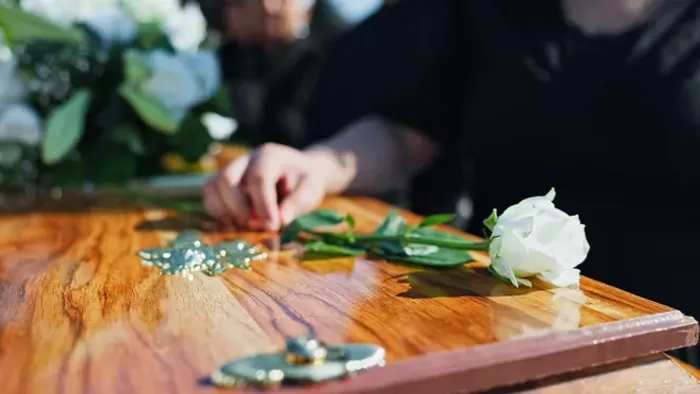 Furcsa lé folyt ki az ajtó alatt: a temetkezési vállalkozó 189 testet hagyott szabadon