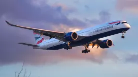 Kisebb konfliktusból hatalmas botrány: ezért kattant a bilincs a légiutas-kísérő csuklóján