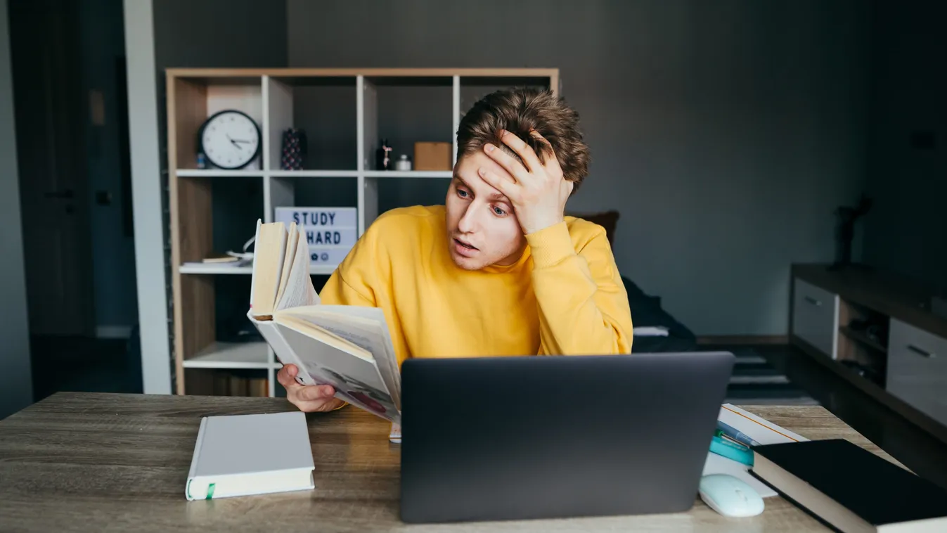 Érettségi előtt álló diák tanul az íróasztalnál.