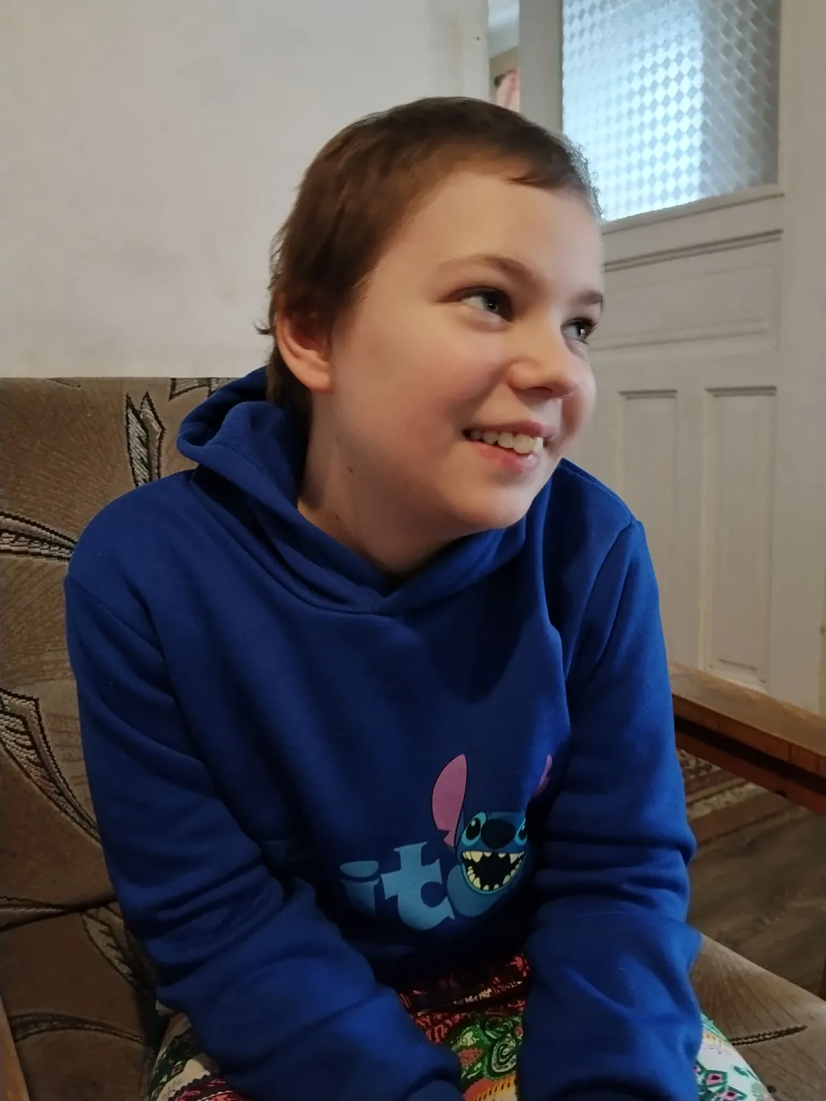 Kitti sok szörnyűségen ment át, mégis tud mosolyogni