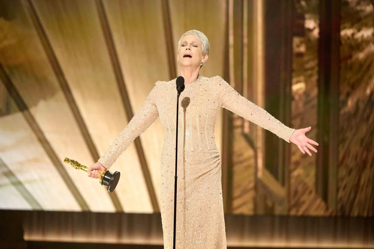 Jamie Lee Curtis magyarul énekelve vette át az Oscar-díját 2023-ban.