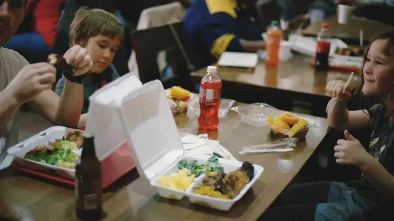 Mini-terminátor a menzán: 7 éves kisfiú mentette meg fuldokló barátja életét