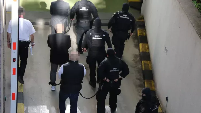 Megérkezett a bíróságra Curtis bátyja