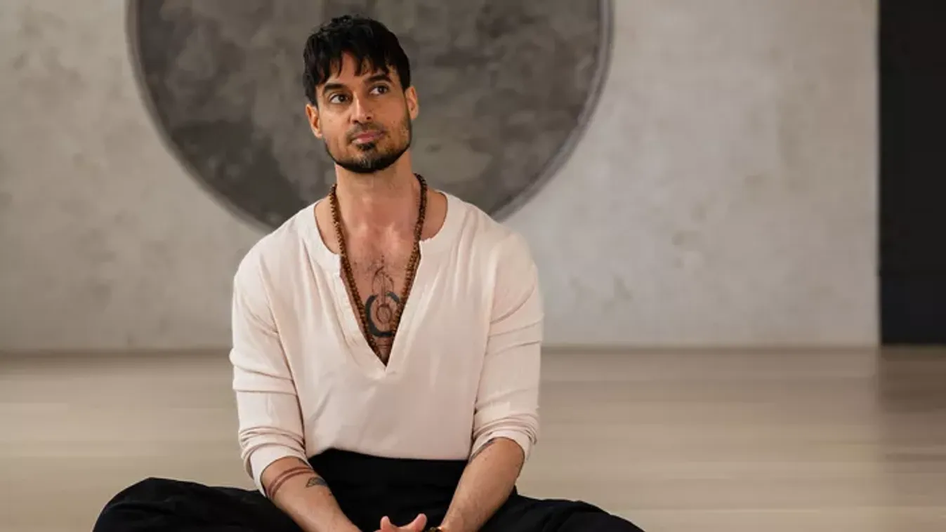 Bénult karral kezdett jógázni – Diószegi Ádám története