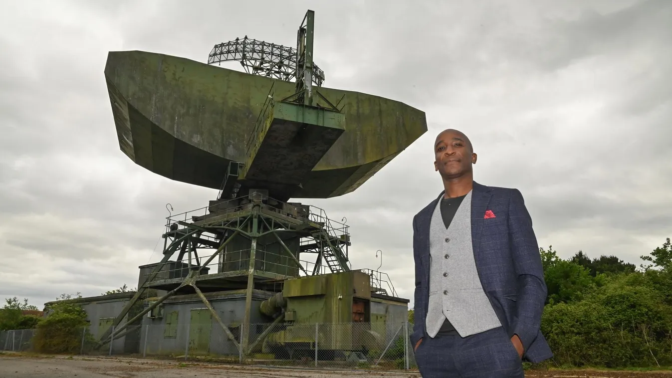 William Sachiti brit milliárdos ufóvadász a norfolki bunkere előtt