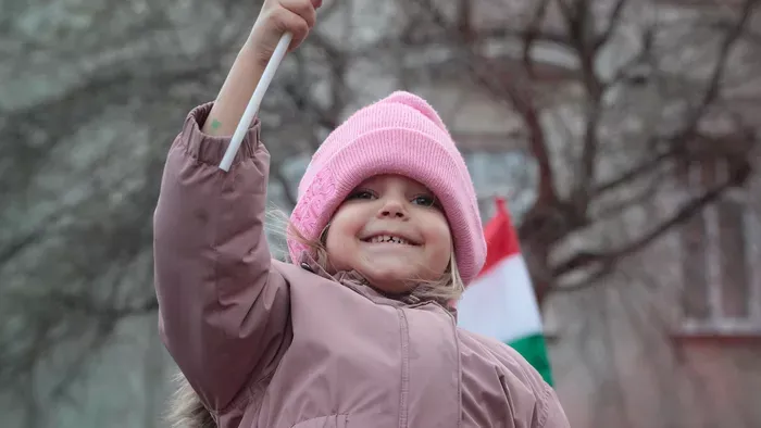 Tündéri kislány lobogtatta a magyar zászlót Szombathelyen
