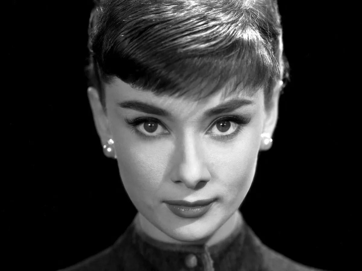 Audrey Hepburn szépségtippjei és sminkje egy portrén.