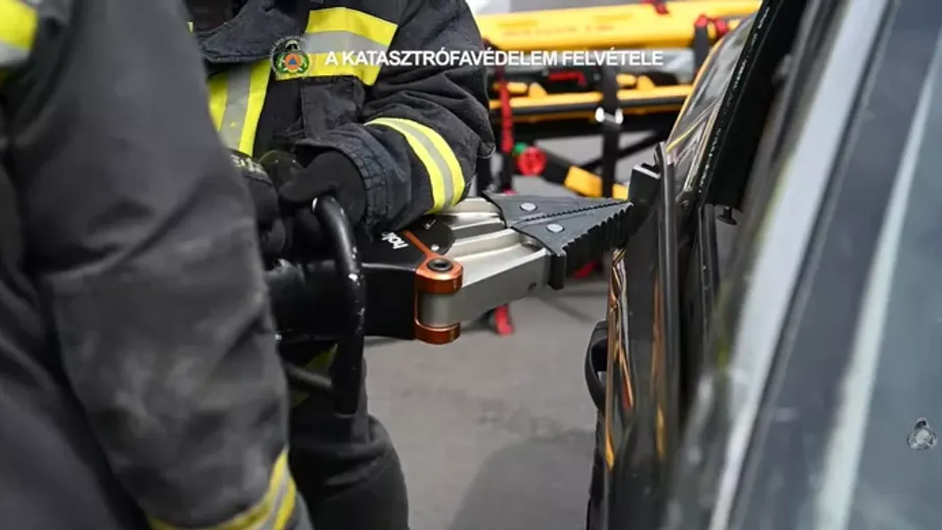 Feszítővágóval küzdöttek egy emberért Budapesten - drámai videó