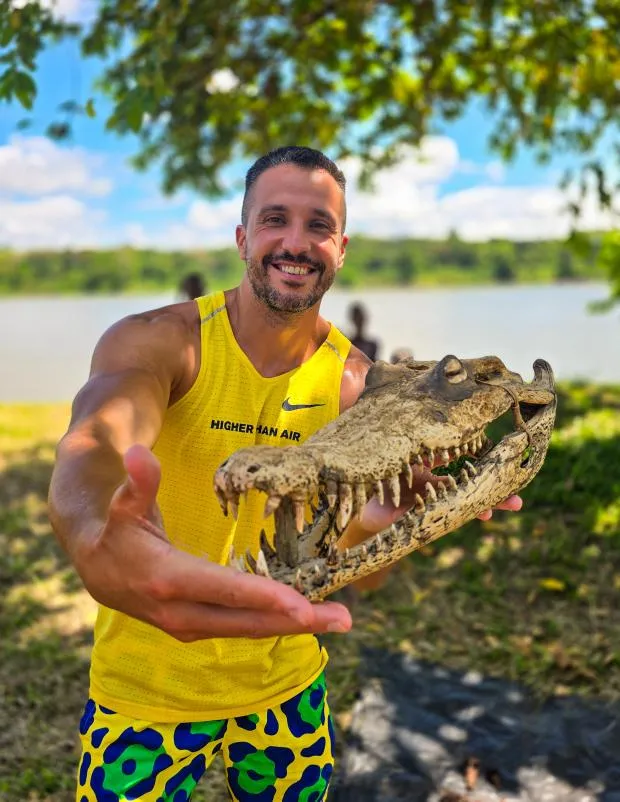 Gino Pop Pápuában egy krokodilfejjel.