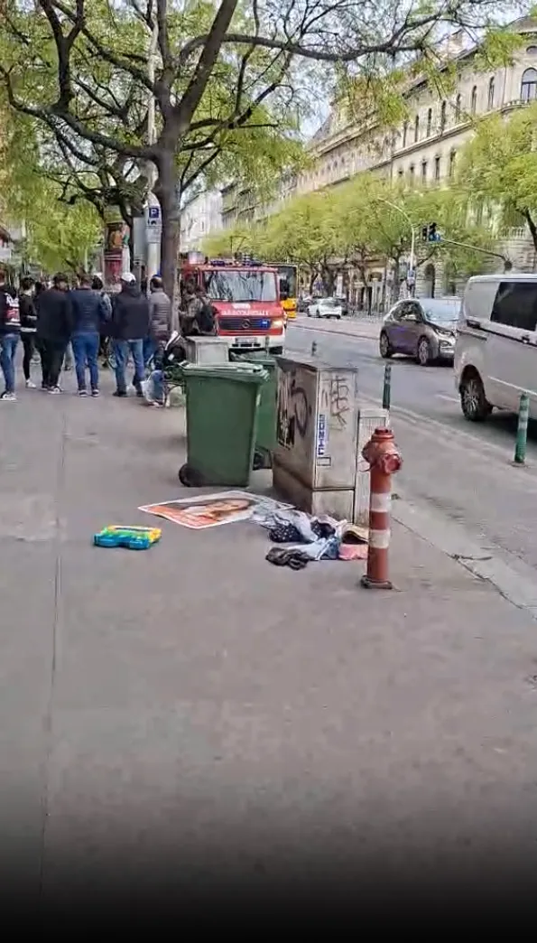 Tűzoltók a táraasháznál a József körúton.