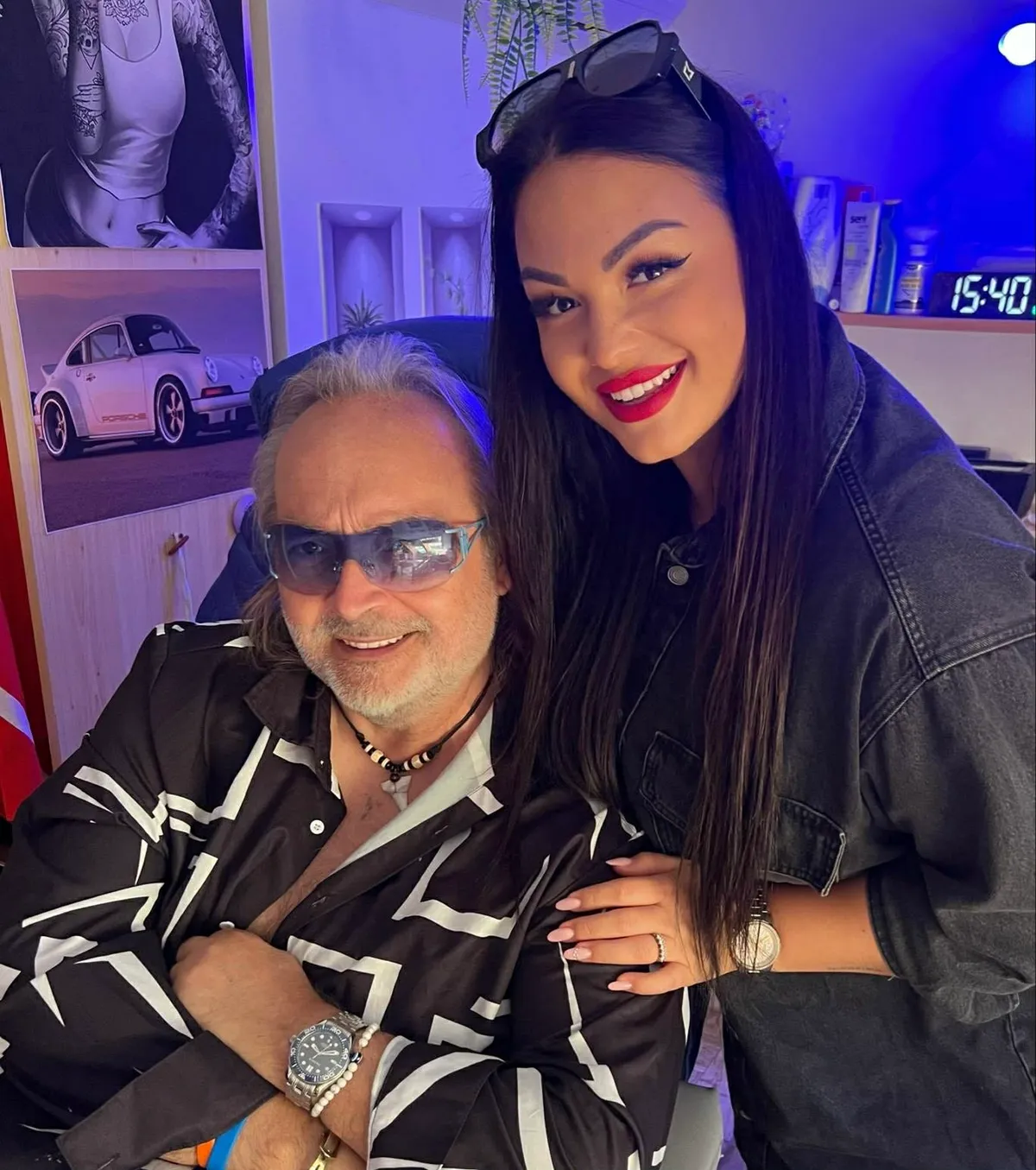 A hangját pedig édesapjától, aki kiváló énekes volt 