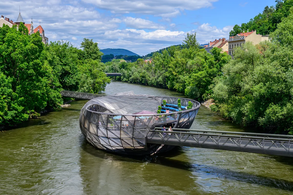 A Mura-folyó és a Murinsel Grazban.