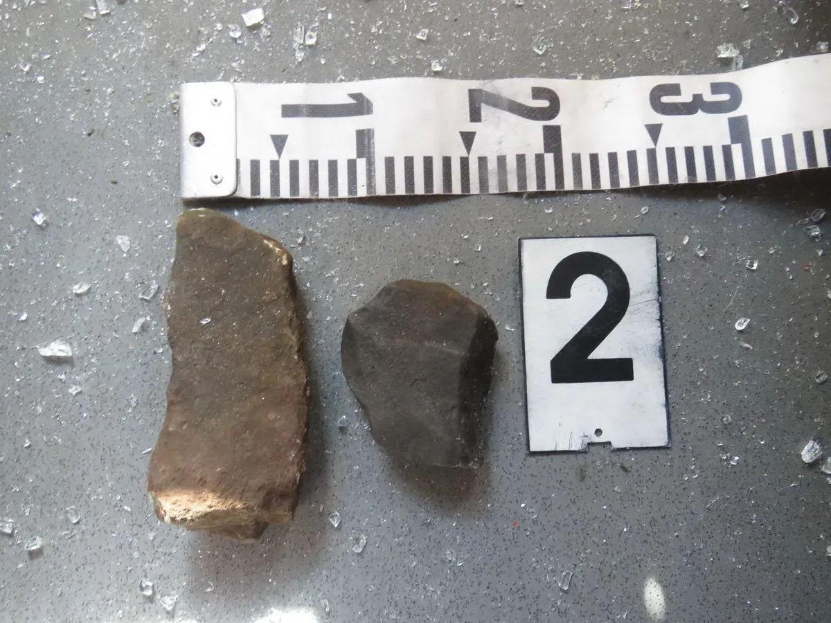 Kővel törte be vonat ablakát egy utas