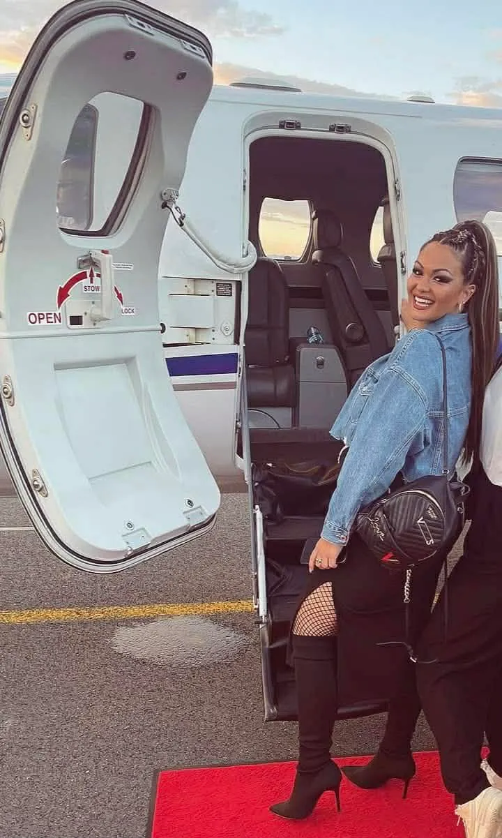 A fiatal énekesnő mesébe illő életet él: vörös szőnyeg, magánrepülők, világsztárok, teltházas fellépések 