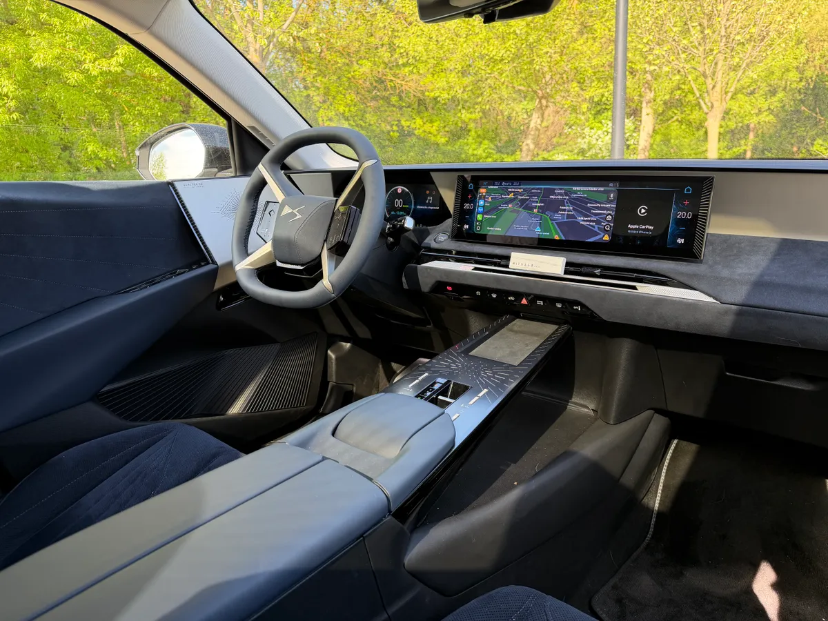 DS N°8 teszt: egy fotó az autó belsejéről.