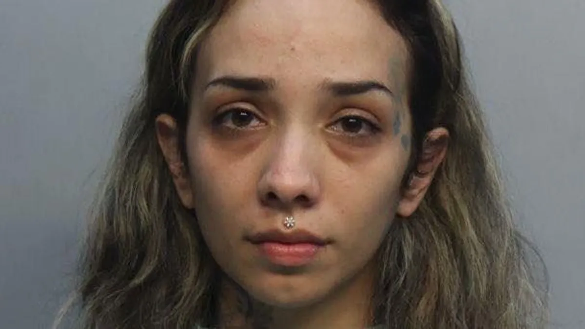 „Anya letett és itt hagyott” – kitette az utcára a kisfiát egy nő, döbbenetes, mivel védekezett a rendőrök előtt