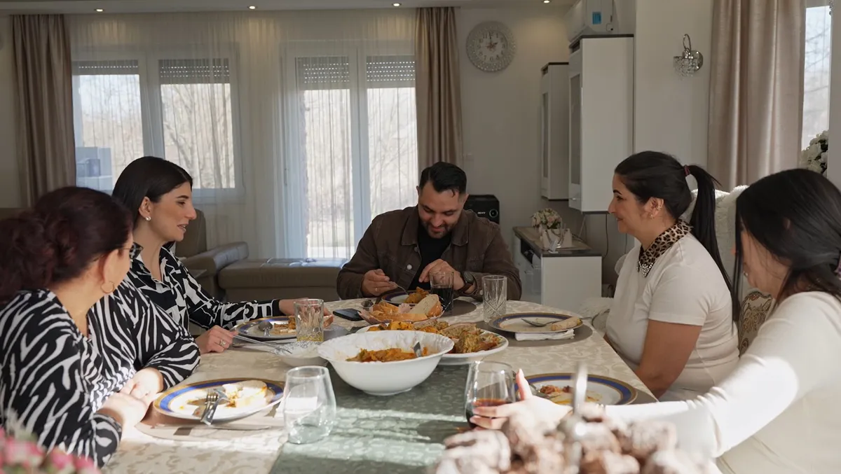 Oláh Gergő örömmel elfogadta Evelin meghívását a közös ebédre.