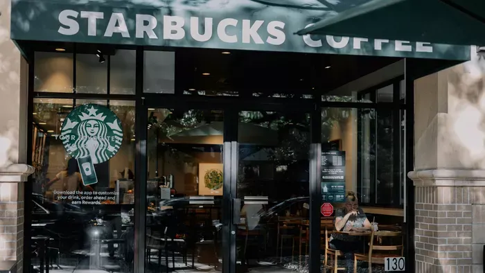 Vérfürdő a Starbucksban: Fejjel ment neki áldozatának