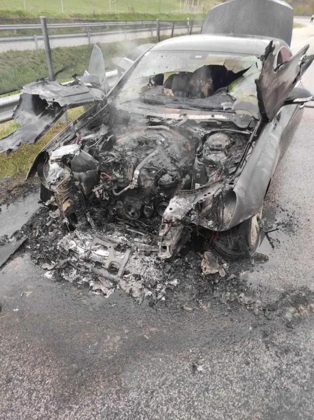 Kigyulladt egy autó a főúton 