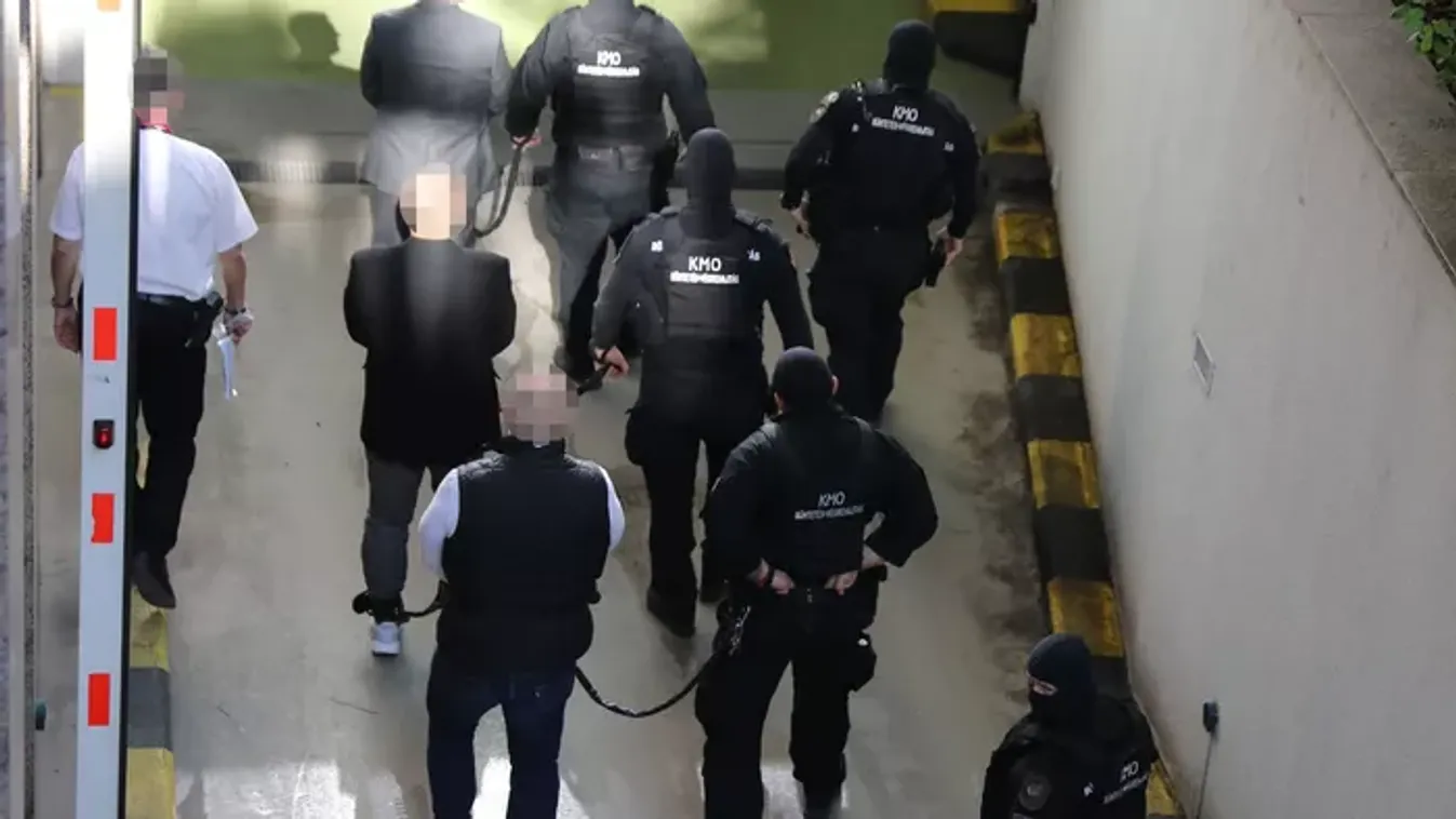 Itt vannak az első fotók: megérkezett a bíróságra Curtis bátyja