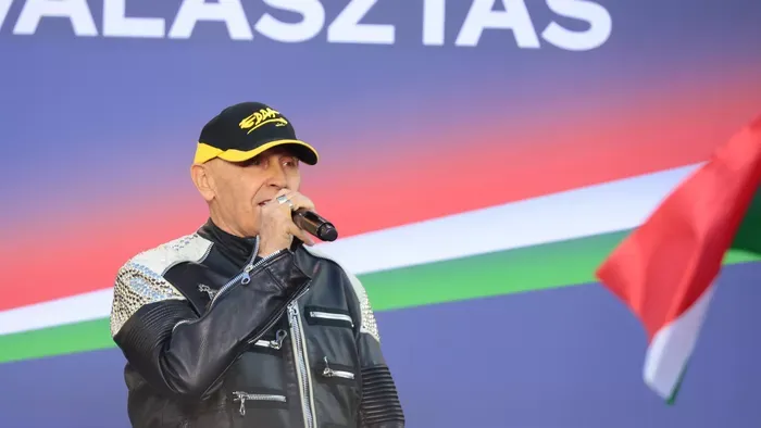 Végeláthatatlan tömeg fogadta Debrecenben Pataky Attilát Orbán Viktor országjárásán