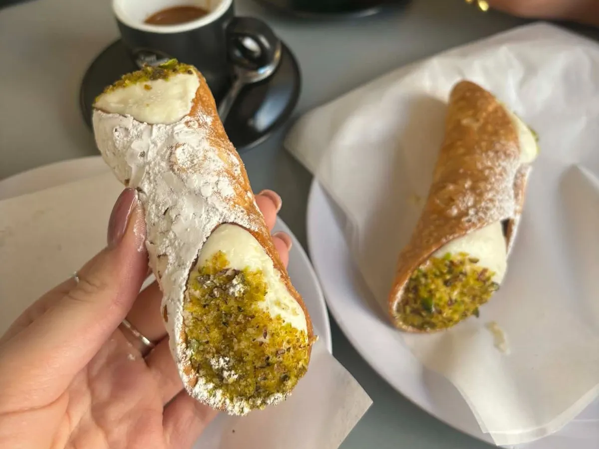 Cataniai pisztáciás cannoli egy étteremben.