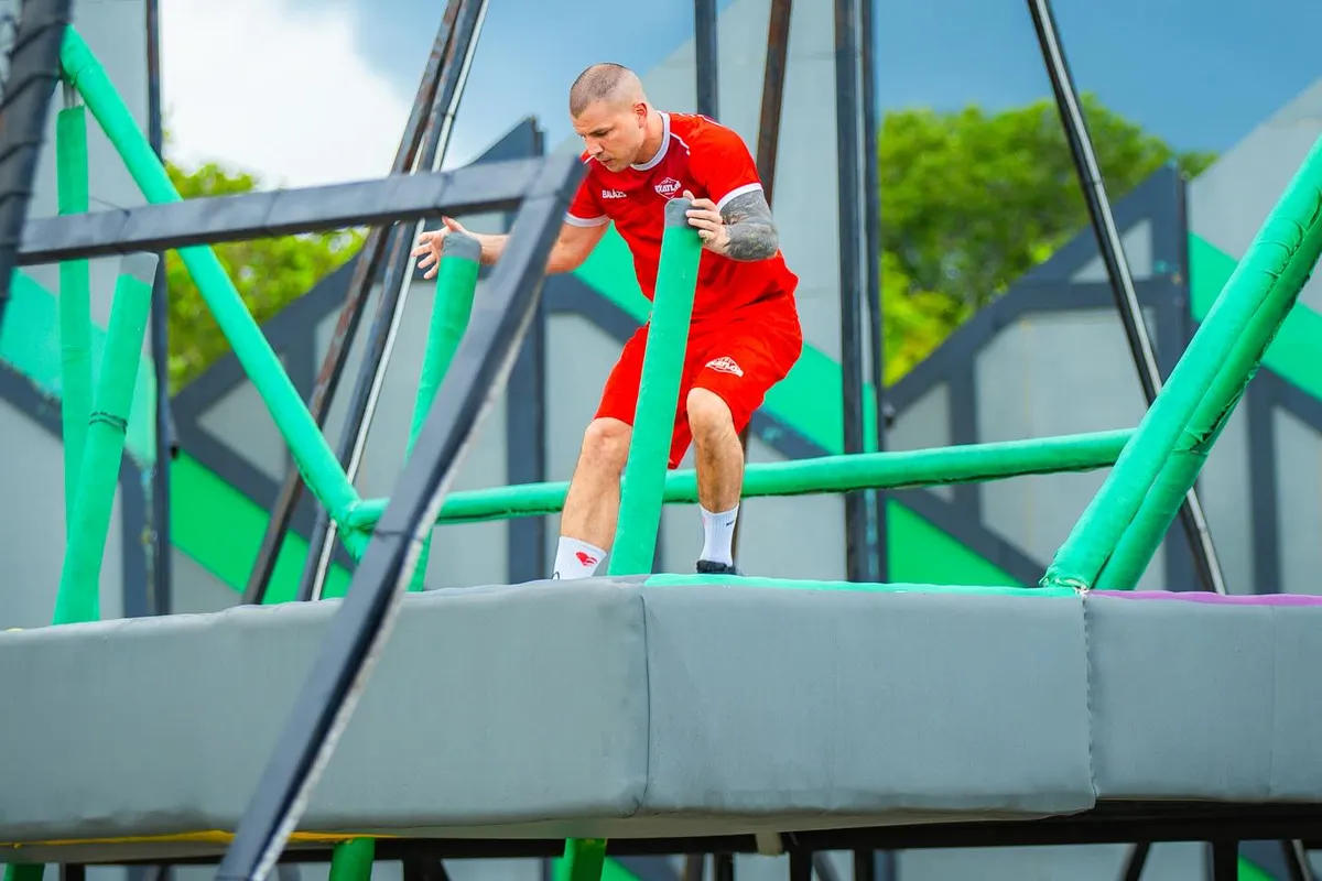 Az Exatlon Bajnoka, Bacskai Balázs szívét-lelkét beleteszi a futamokb0a a dominikai akadálypályákon. 