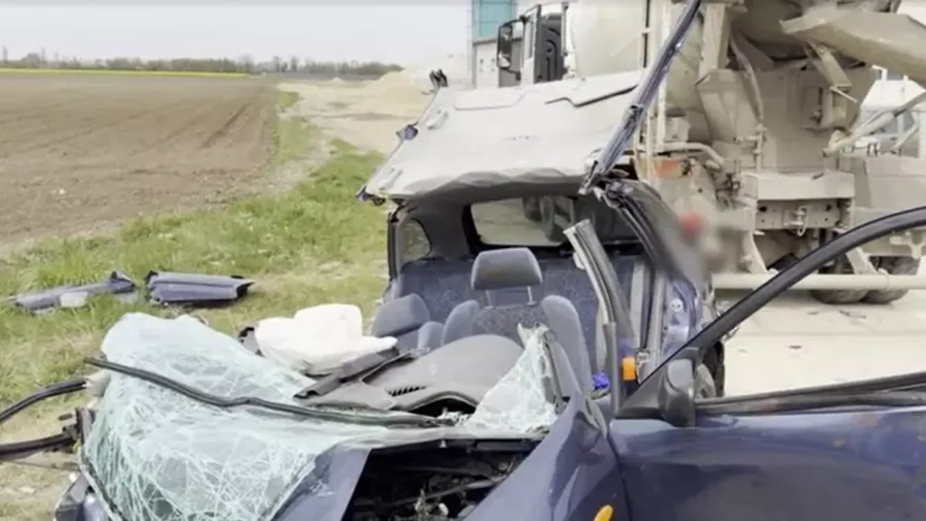 Csornai baleset: semmi sem maradt az autóból, miután a tűzoltók kiszabadították az utasokat