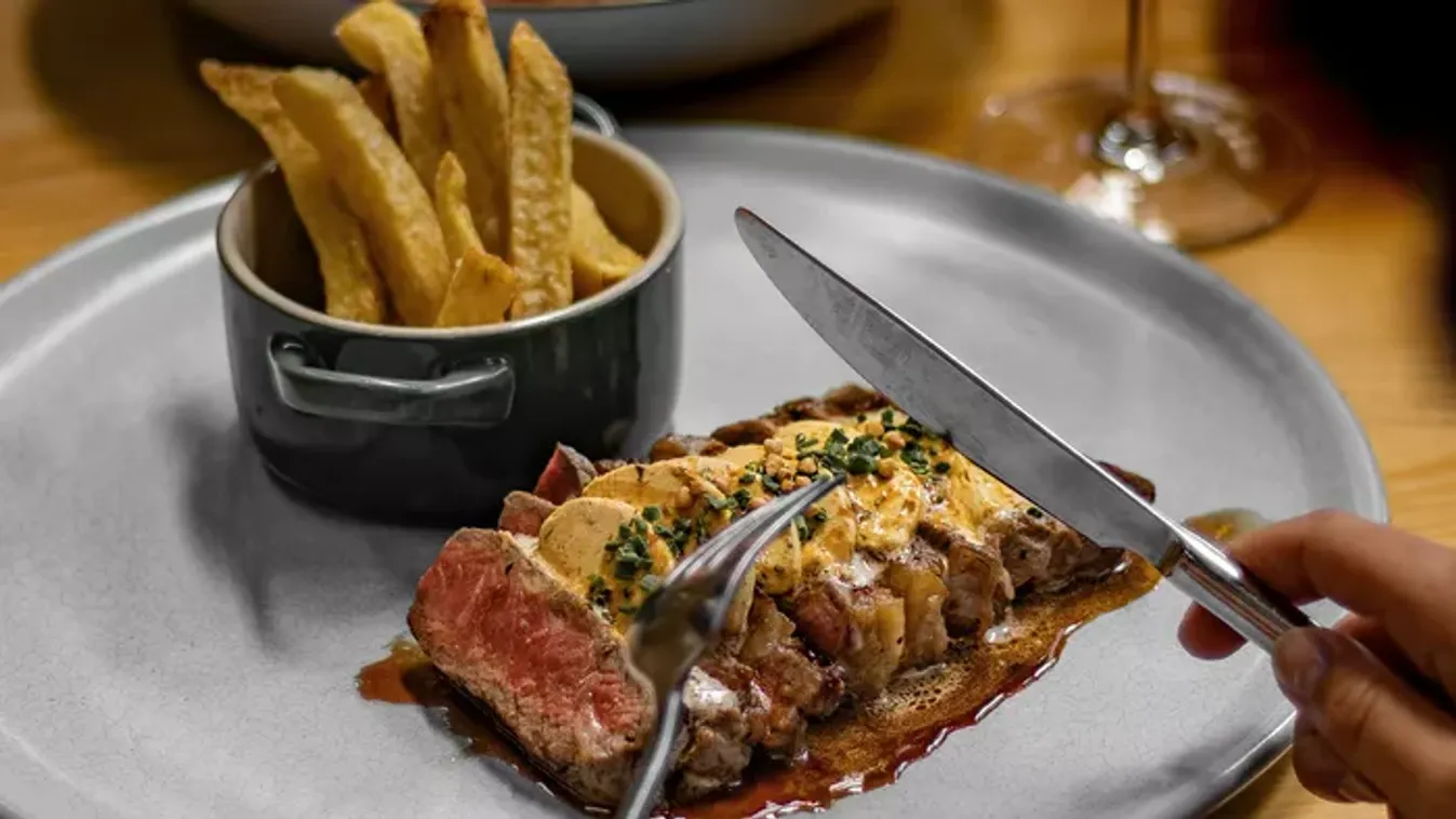 Zokogásban tört ki az étteremben a fiatal lány: Csak a fizetésnél derült ki, mit művelt a rendelésnél