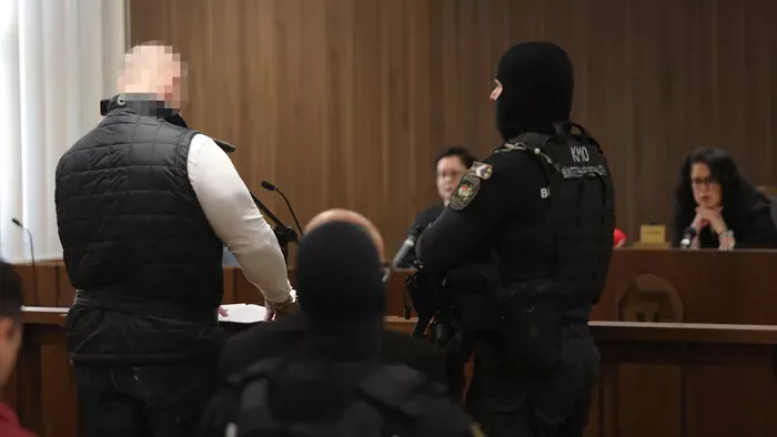 Curtis bátyja megtörten állt a bíróság elé